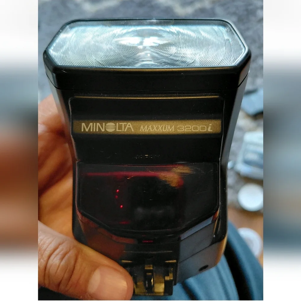 Minolta Maxxum 3200i Flash - Black and Red